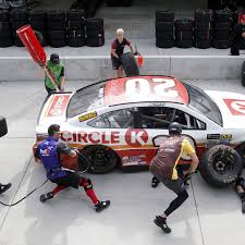 Every week, nascar pit crew members work tirelessly in the background to make sure the race goes smoothly. Why Athletes Make The Best Pit Crews In Racing Vox Creative Next
