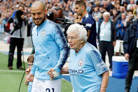 Последние твиты от manchester city (@mancity). Vera Koen Bolela Za Manchester Siti S 1933 Goda Ona Zastala Pervoe Chempionstvo Kluba Chempionat