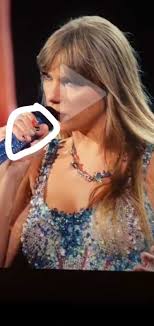 Did she record LA theatre pics at the same time?