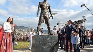 On june 2010 ronaldo became the fourth footballer ever to have a wax statue at the madame tussauds museum in london. Cristiano Ronaldo Statue Mit Pikantem Detail