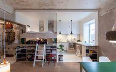 狭い空間を最大利用した ロフトベッド付アパートのリノベーション in スウェーデン vip works アパートのインテリア 小さなリビングダイニング ロフト