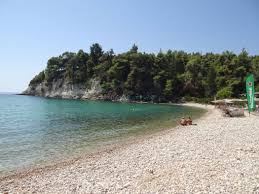 Η χρυσή μηλιά με το ψιλό βότσαλο θεωρείται από τις πιο κοσμικές στην αλόννησο. Eg Mhlia Paralia Magnhsia Alonnhsos