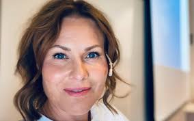 Jasmin (52) blir blid av blomar