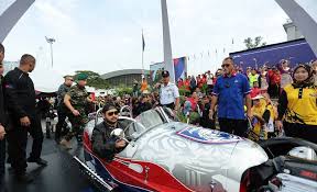 Selaku pemangku raja johor, duli yang amat mulia tunku ismail telah meraih ilmu dan pengalaman memerintah negeri dan sekali gus memantau dan melihat sendiri hal dan keadaan rakyat. Dalam Negara Sekitar Kembara Mahkota Johor 2017 Edisi Ke 20 Wangcyber