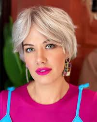 A chi ha i capelli molto lunghi, invece, «consiglio una scalatura che dia tono e movimento alla pettinatura, senza togliere. Tagli Capelli 2022 I Nuovi Hairstyle Corti Medi E Lunghi Di Tendenza