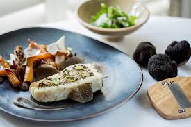 Chez Rech La Saison De La Truffe A Commence Le Chef Anthony Denon Vous Suggere Le Turbot De Petit Bateau Salsifis Et Truffe Noire D Alain Ducasse Eat Food
