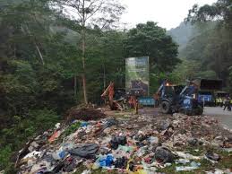 Dampak limbah domestik terhadap pencemaran lingkungan hidup limbah domestik dapat mempengaruhi terhadap kualitas air, sehingga terjadi pencemaran terhadap air misalkan air bekas mandi dan air cucian. Pembuangan Sampah Haram Di Jalan Gombak Lama Isu Berulang