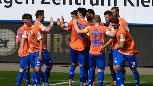 Die gäste aus köln warten momentan ab, was holstein so anbietet im spiel nach vorne. Vinncugnfexg6m