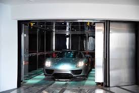 Unter den trümmern werden dutzende menschen vermutet. Porsche Design Tower In Florida Mit Dem Auto In Die Luxuswohnung Luxusimmobilien Derstandard At Immobilien