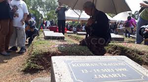 Hari ini hari minggu, di siang hari yang pana di sudut kota surabaya, aku sedang berkejaran dengan waktu dan bus kota. Besok Keluarga Korban Kerusuhan 1998 Tabur Bunga Di Tpu Pondok Rangon
