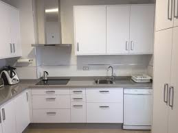 Bienvenido a comprar gabinetes de cocina blancos y grises personalizados hechos en china aquí de fabricantes y proveedores profesionales de gabinetes de cocina el gabinete de la cocina es una planificación razonable como en perfecto orden. Cocina A Medida Blanca Y Gris Nuevo Huvi Archivos Apimad Muebles Valverde Del Camino
