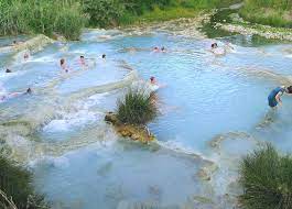 L'acqua scorre per 40 anni nel percorso sotterraneo, filtrando lentamente attraverso le micro fessure della roccia, per poi emergere, arricchita di. Weekend Benessere Alle Terme Di Saturnia Grosseto Toscana Dlt Viaggi