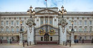 Pałac buckingham cudem przetrwał 9 niemieckich ataków bombowych podczas ii wojny światowej. Queen S Servant Adam Canto Jailed After Steals 100 000 Of Items From Buckingham Palace Tatler
