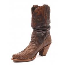 Its main characteristics are robustness and durability, a certain resistance to water and ease of repair. Sancho Abarca Boots