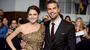 Divergent is a 2014 american social science fiction action film directed by neil burger, based on the 2011 novel of the same name by veronica roth.the film is the first installment in the divergent series and was produced by lucy fisher, pouya shahbazian, and douglas wick, with a screenplay by evan daugherty and vanessa taylor. Divergent Premiere Shailene Woodley On Theo James The Hollywood Reporter