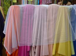 Awalnya, cigondewah terkenal murah karena menjual kain sisa ekspor dan produk yang tidak lulus uji kualitas. Menarik Harga Kain Brokat Di Cigondewah Paling Populer