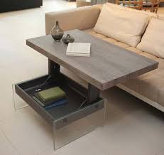 El nombre de la mesa es easy y es un concepto pensado muy especialmente para salones pequeños y pisos con poco espacio, la idea es que en una sola mesa dispongamos de la de centro y la de comedor, la mesa se utilizará como complemento de la zona de sofás habitualmente. 10 Mesas Convertibles Pisos Al Dia Pisos Com