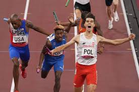 The mixed relay is a combination of two male and two female athletes who cover a distance of 400 metres each before handing the baton to the next runner. Drbfv4eeakk2km