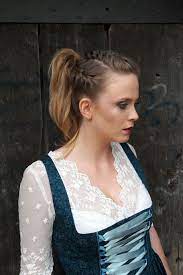 Lassige Flechtfrisur Zum Dirndl Die Zwei Seitlichen Zopfe Und Der Breite Zopf Auf Dem Oberkopf Lauf Flechtfrisuren Geflochtene Frisuren Flechtfrisuren Dirndl