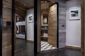 Chalet Snjor Courchevel 1850 Degagement Couloir Reflet Miroir Salle De Bains Decoration Interieure Chalet Chalet Contemporain Salle De Bains Chalet