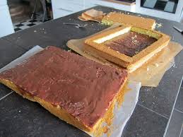 Kommunion Torte Eine Torte Fondanttauglich Isolieren Mit Bildern Kommunion Torte Lebensmittel Essen Dessert Ideen