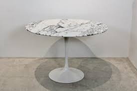 I always regarded this set as a fun knock off. Tulip Dining Table In Calacatta Marble By Eero Saarinen For Knoll International For Sale At Pamono
