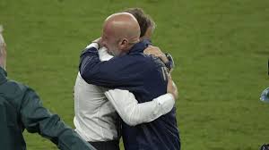 L'abbraccio tra gianluca vialli e roberto mancini al termine della partita che ha visto l'italia battere così quando l'arbitro ha fischiato la fine, vialli ha lasciato la panchina ed è andato da mancini per un. W1uvbveoh14 Gm