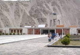 به چشم خود دیدیم که مردم ایران با پدر ما (محمدعلی‌شاه) چه معامله کردند. Ø¢Ø±Ø§Ù…Ú¯Ø§Ù‡ Ø§Ø­Ù…Ø¯ Ø´Ø§Ù‡ Ø¯Ø± Ù¾Ù†Ø¬Ø´ÛŒØ± ÛŒØ§Ø¯Ú¯Ø§Ø± Ø¬Ù‡Ø§Ø¯ Ùˆ Ù…Ù‚Ø§ÙˆÙ…Øª Ø´Ø±Ù‚ ÙØ§Ø±Ø³ÛŒ