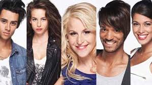 Pour son investigation, la petite poupée a enfilé son plus beau mini short, et à peine entrée dans la pièce, les éléments fusent :la vérité est une illusion, et l'illusion est une vérité. Secret Story Le Casting De La Saison 5 Se Retrouve 6 Ans Plus Tard