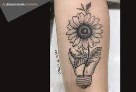 Há inúmera formas de apostar em uma tatuagem de borboleta, por isso separamos mais alguns desenhos encantadores para você se inspirar. Tatuagem De Girassol Significado E Belas Imagens Dicionario De Simbolos