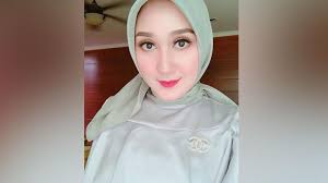 Pakaian keluarga muslim tahun ini bersifat couple yang memili. Busana Dian Pelangi Jadi Bridesmaid Bikin Penasaran Ini Modelnya Cantik Tempo Co