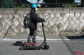 公道走行可能な電動キックボード、交通ルールは原付一種バイクと同じ【安全ルールを厳守して楽しもう】│WEBヤングマシン｜最新バイク情報