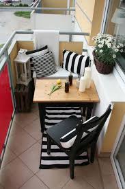 Amenagement Balcon Classique Avec Table En Bois Rectangulaire Banc Blanc Et Chaise Noire Carrelage Et Tapis Noir Et Blanc A Rayures Erkely Balcony Furni