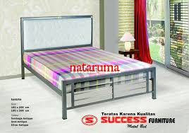 Aplagai produk dipan minimalis yang kami buat ini tentunya tidak dari bahan kayu jati aja, anda dapat memilih dari bahan kayu trembesi, kayu mahoni, bahkan sampai kayu sengon. 7 Rekomendasi Ranjang Besi Minimalis Dengan Harga Terjangkau Dijamin Kuat Tahan Lama Rumah123 Com