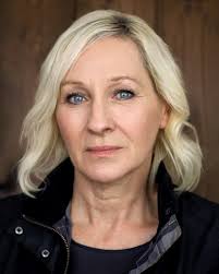 Can someone edit wrinkles from my neck in this photo?