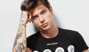 Benjamin Mascolo e la splendida maglietta contro l'omofobia sfoggiata al  Milano Pride