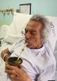 Nosso tronco missioneiro Pedro Ortaça, tomando um bom chimarrão enquanto  conclui seu tratamento. Melhoras Don Ortaça.