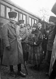 Ataturk 17 Ocak 1923 De Solda Halide Edip Adivar Ortada 1 Tumen Komutani Albay Huseyin Husnu Erkilet Sol 2 Ve Yave Nadide Fotograflar Fotograf Tarih