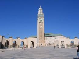 All'interno, una sala enorme e maestosa, grande circa 20 000 m² (lunga circa 200 m per circa 100 m di larghezza) e alta circa 60 m che ha la capacità massima di accogliere 25. Bilder Hassan Ii Moschee Casablanca Moschee Hassan Der Zweite Casablanca Sonstiges Marokko Marokko