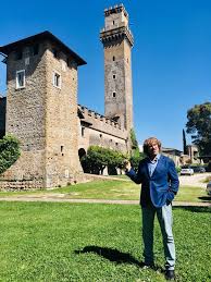 Uscita, come altri suoi colleghi e coetanei attualmente in auge, dalla scuola televisiva di amici, il noto talent show condotto su canale 5 da maria de filippi, la del bufalo è un vero e proprio animale da palcoscenico, dotata di una personalità spumeggiante e fuori dalle righe. Il Re Del Castello Apre Le Porte Al Caffe Il Caffe Tv Mobile