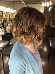 Kurze Braune Haare Mit Locken Ein Ombre Look Allta Gliche Kleidung Jacke Und G Braune Gliche Haare Kleidun Kurze Braune Haare Haarschnitt Bob Frisur