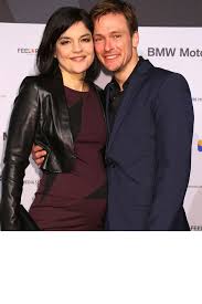 Die fragile intimität, der launische schalk und die exorbitante spielfreude von jasmin tabatabai, die von ihren versierten begleitern, dem pianisten olaf polziehn (patty austin), dem bassisten john. Jasmin Tabatabai Drittes Kind Unterwegs Gala De