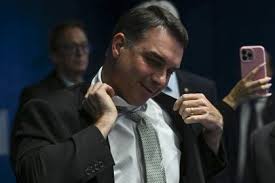 Escritório de Flávio Bolsonaro emitiu R$ 1,5 milhão em notas para empresas ligadas a Daniel Vorcaro, diz site