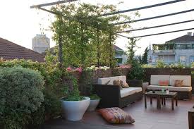 Con le piante possiamo dividere il terrazzo in più spazi, ombreggiare, decorare e abbellire il balcone con i loro fiori colorati. 10 Idee Su Terrazzi Fioriti Terrazzo Pergola Terrazza Giardino