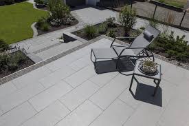 Plainstone Platten Mit Seidiger Oberflache Fur Moderne Terrassen In 2020 Terrassenplatten Terrasse Garten