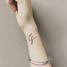 100 Initial Tattoos Perfect For Proclaiming Your Love For Your Partner Initial Initialta Tatuaje Inicial Tatuaje De La Letra G Tatuajes Discretos