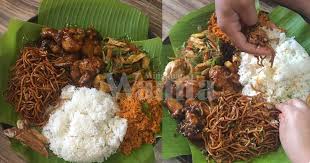 Lauk pauk terdiri daripada perkedel, ikan asin goreng, rempeyek, sambal goreng, telur rebus, tempe goreng, urap, bihun goreng, dan opor ayam. Resipi Nasi Ambeng Paling Simple Makanan Tradisi Orang Jawa Waktu Kenduri Mingguan Wanita