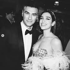 Once, there was a huge rumor of dua and coldplay's chris martin that they were spotted kissing at the party vip area. Awas Pelakor Dukagjin Lipa Ayah Dua Lipa Yang Bikin Salfok