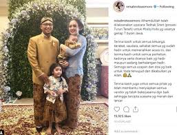 Tedak siten biasanya dihadiri banyak kerabat dan saudara tua yang memberi doa pada si kecil, agar tumbuh jadi sosok yang baik dan mandiri. 5 Moment Reisa Broto Asmoro Gelar Tedhak Siten Putranya Matamata Com