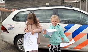 Bepaal zelf de kleuren van jouw sint piet. Video Te Schattig De Politie Bracht Een Kleurplaat Bij De Zesjarige Emma Indebuurt Deventer